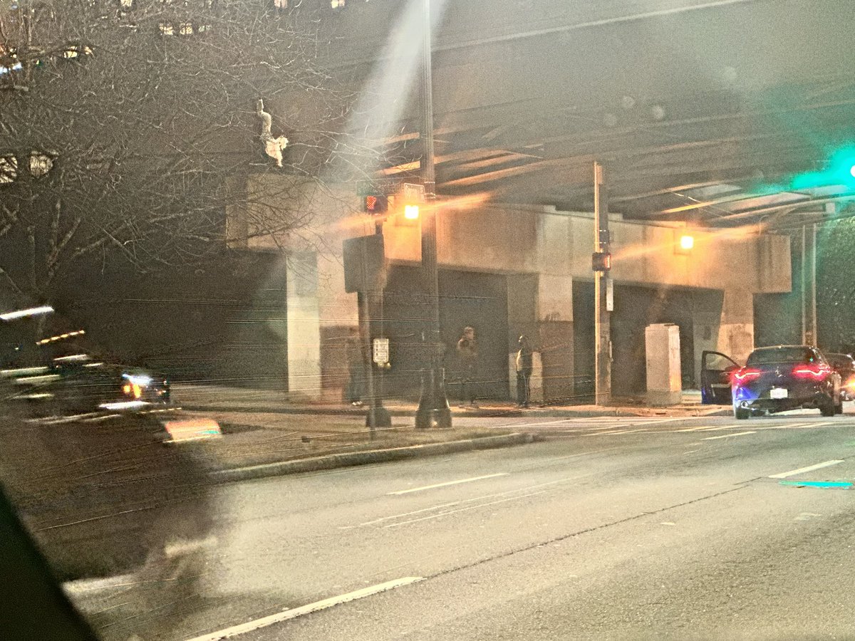 jetsetatl's tweet photo. @FOX5Atlanta  I JUST witnessed a hit and run on Spring street  @Atlanta_Police https://t.co/nLC3fWhT1A
