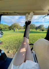DesignerFash1on's tweet photo. 🌿☀️ Green grass and cozy living, it's the perfect combination of sun, grass and relaxation 🕶⛳️. It's so cozy to play golf! 🏌️‍♀️✨ https://t.co/cY8xYjvY8c