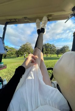 DesignerFash1on's tweet photo. 🌿☀️ Green grass and cozy living, it's the perfect combination of sun, grass and relaxation 🕶⛳️. It's so cozy to play golf! 🏌️‍♀️✨ https://t.co/cY8xYjvY8c