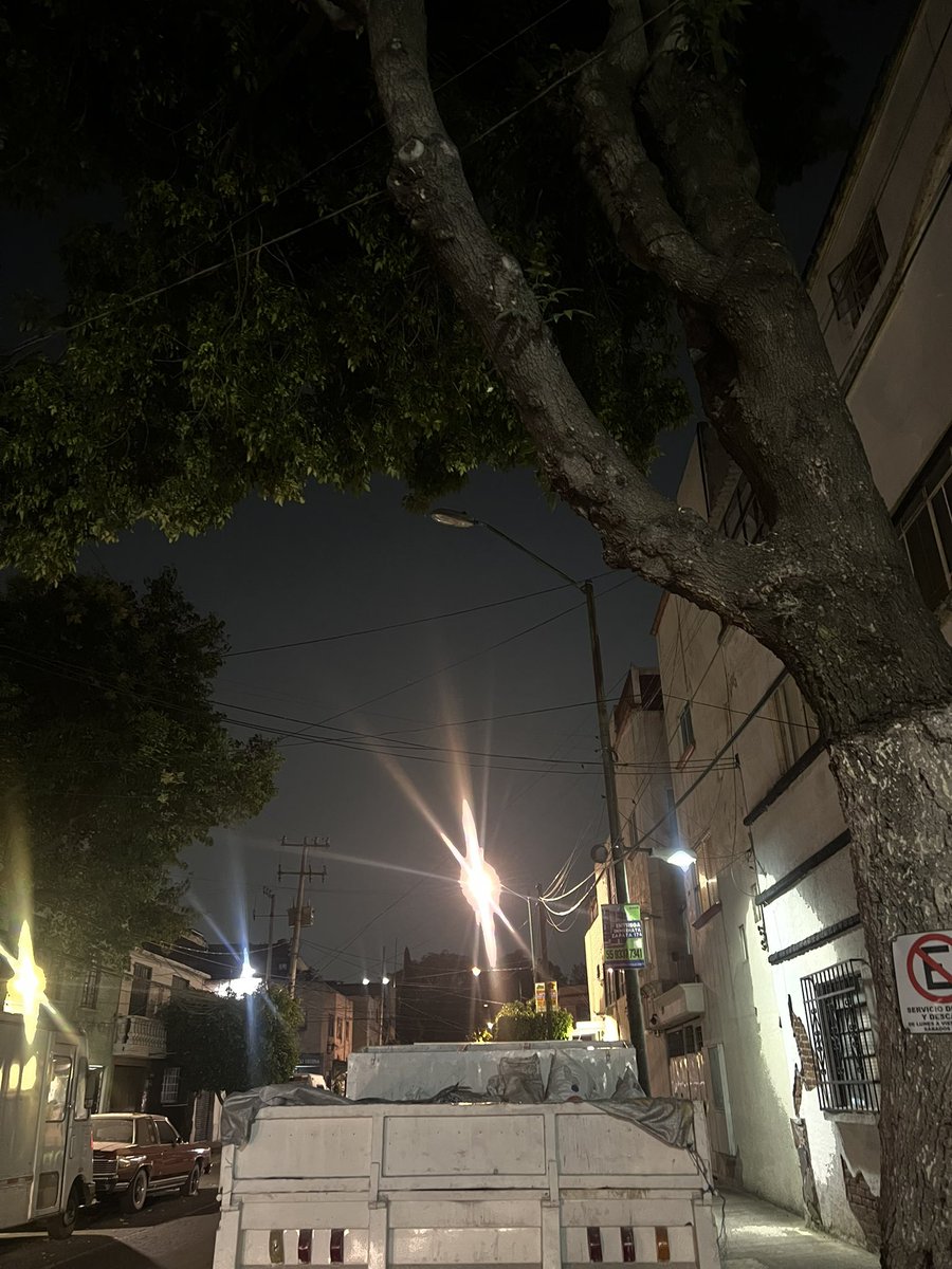SaabCelia's tweet photo. @BJAlcaldia Buenas noches para generar un reporte 2 luminarias sin servicio, en el cruce de Elvira y luisa una sobre luisa y la otra sobre Elvira esta obscura la calle 
Está bien aquí el reporte o en donde puedo reportarlo?ya va más de un mes así @LuisMendozaBJ @AccionNacional https://t.co/casmrIGLsc