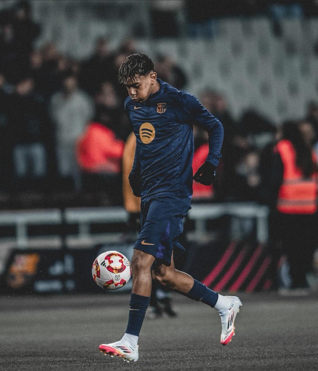 Furymaker_'s tweet photo. I'm genuinely afraid to say when was the last time we saw such dominance by a single player. 

This graph is absolute insanity. 

Lamine Yamal in 2024/2025 all comps club and country:

29 matches
9 goals 
13 assists 
22 G/A
36 key passes
19 through passes 
107 shot-creating actions 
23 goal-creating actions 
78 dribbles completed
103 progressive carries 
2.38 points per match 

17 years old