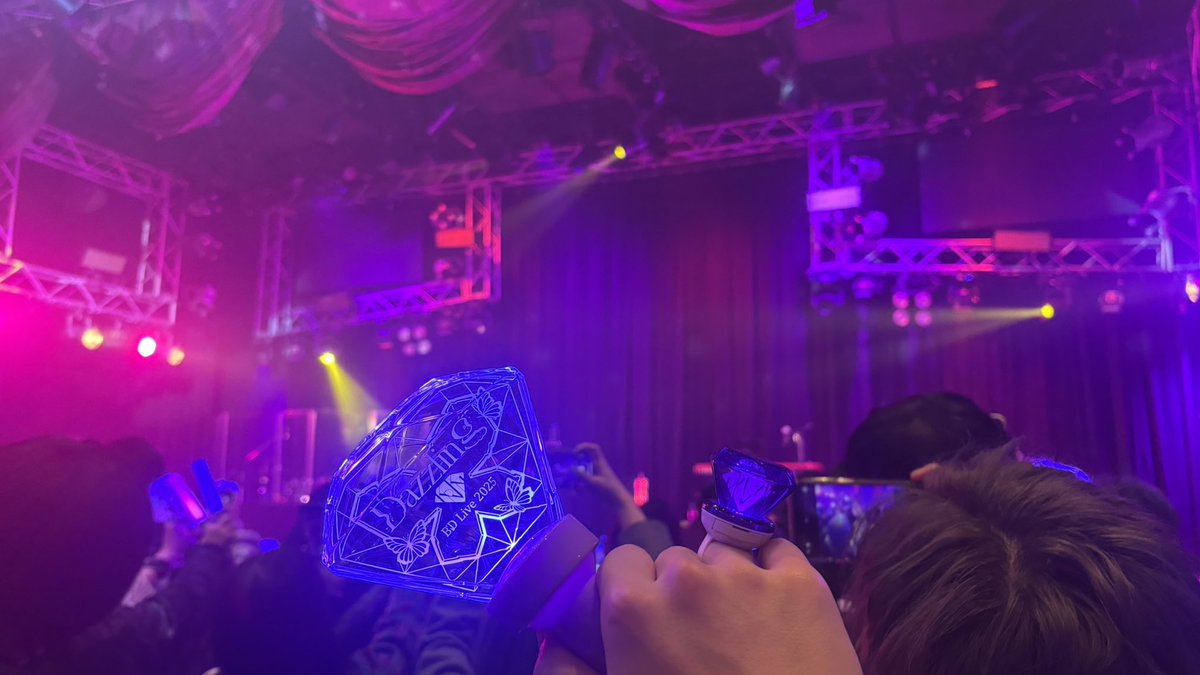 iryu5701's tweet photo. 2025/1/25 Dazzring

改めて誕生日おめでとうくもちゃん
誕生日に初の紫衣装着れて良かったね🥳
首寝違えながら練習したダンスも衣装ふわふわしてキレも良くてかっこいいと可愛いが溢れてたよ。新曲動画化待ってます。

くもなーの皆も毎回ありがとう
くもちゃん同様皆も大好きだよ🥰
 #くもワン https://t.co/dChFNhY4qZ