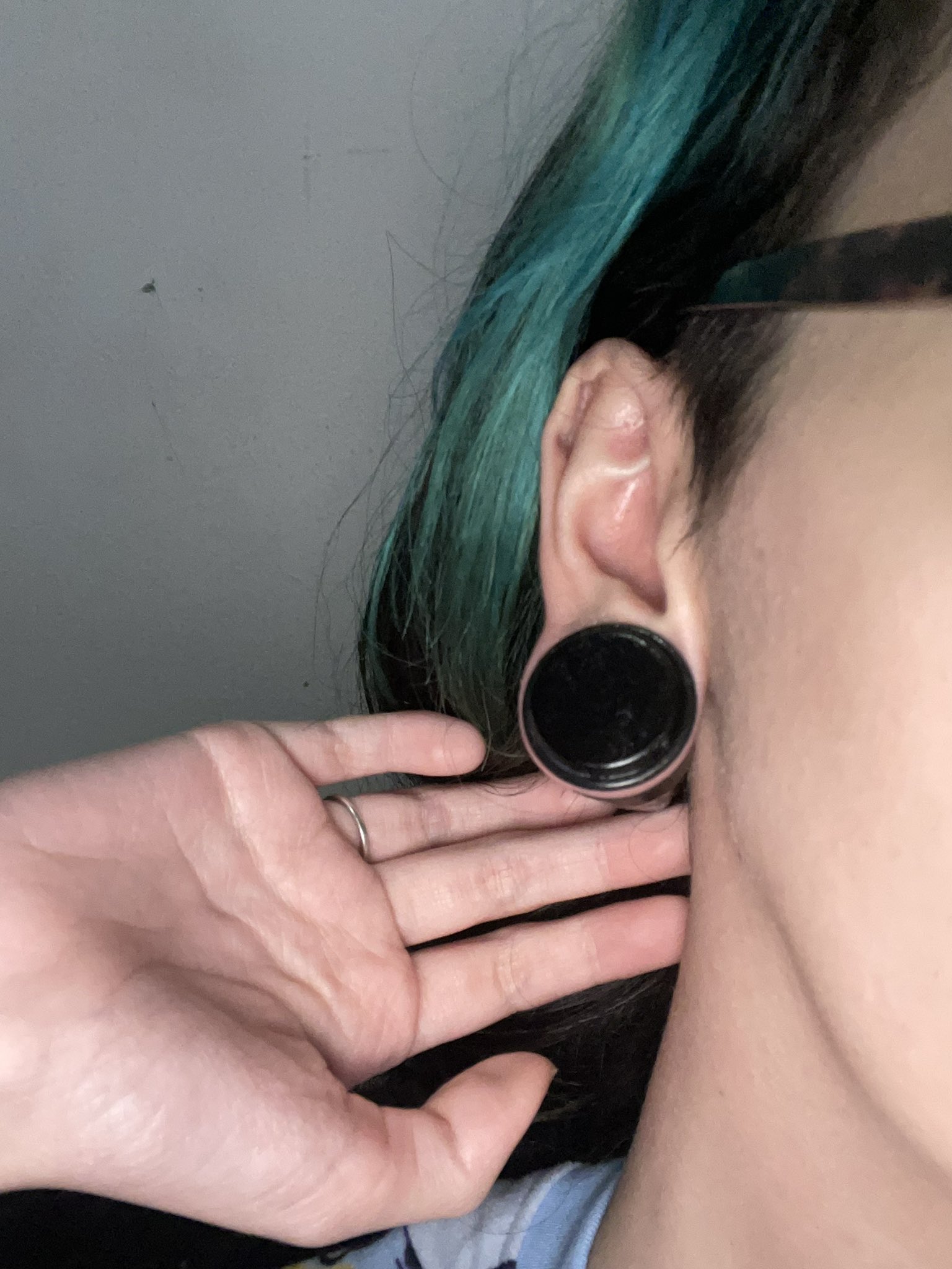 Just stretched my ears again. I’m now at 22mm. I now need other holes stretched 🤧 #gay #trans #slut #ftm https://t.co/eZx71axrRX