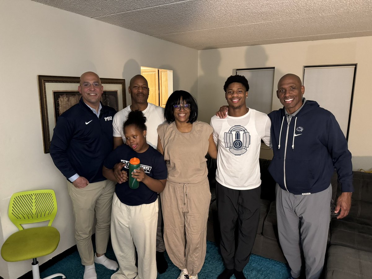 JahmirJoseph3's tweet photo. Had a great home visit🦁💙!! @coachjfranklin @Coachpoindexter #WeAre https://t.co/QdZXuIcSBg