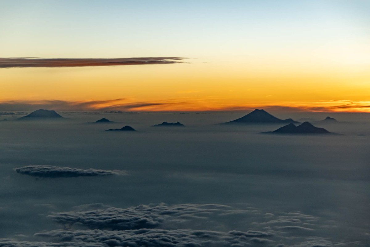 All of my mountains 🌋✨— A breathtaking morning descent into Guayaquil offered a rare view of Ecuador's majestic peaks: Cayambe, Antisana, Cotopaxi, Chimborazo, Altar, Sangay, and more. Truly a special moment from above. #Ecuador #Aviation