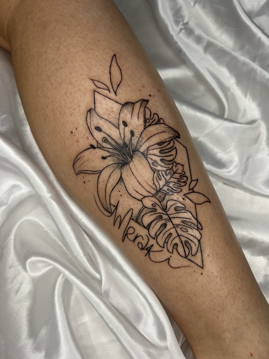 Rebeca_M20's tweet photo. Desenhei a primeira a tatuagem da minha vida, aguardem a tatuadora aqui 🫡🥹 https://t.co/UXiMndirwH