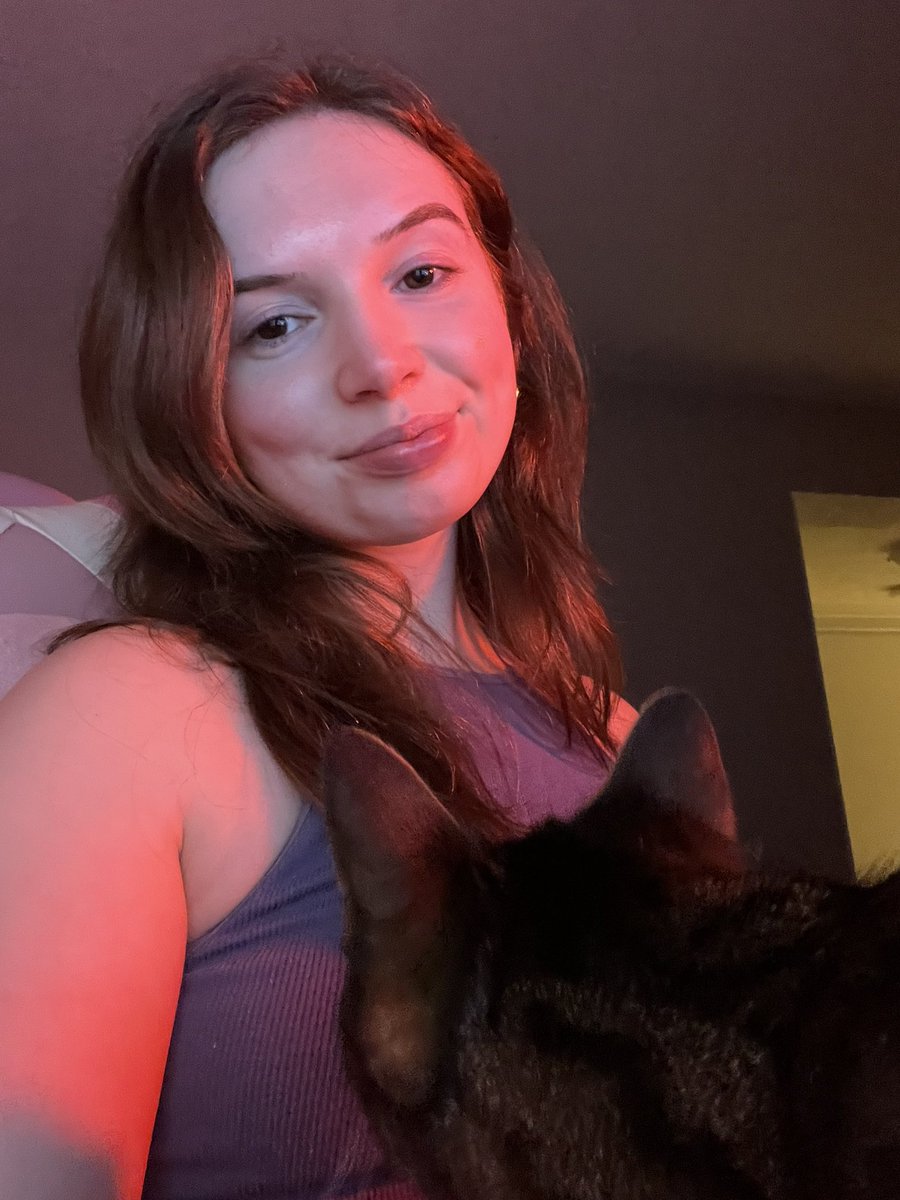 TheQueenLiz__'s tweet photo. Live! (With Darla)  https://t.co/vBFAI3osyR https://t.co/39Dr1p2Ezs