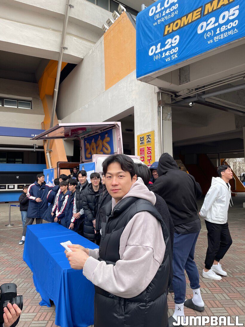 ‘삼성 다니고 떡국 배식해요’ 설 이벤트 나선 이정현 “프로 와서 처음이다” (출처 : 네이버 스포츠) naver.me/Fpxeutj5

이정현은 “항상 팬들을 위한 이벤트를 준비하고 싶은데 기회가 적었어요. … 프로 생활하면서 떡국 나눠준 건 처음인 것 같아요.(웃음)“ 

기사제목부터사진까지다웃김ㅆㅂ