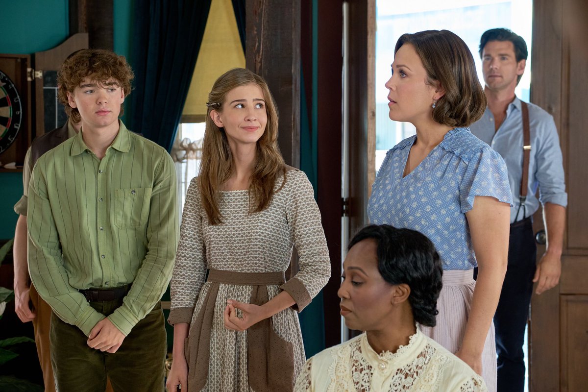 HallmarkWCTH's tweet photo. Less than one hour until an all new episode. Are you ready, #Hearties?! @hallmarkchannel https://t.co/gpDp2kPiWy