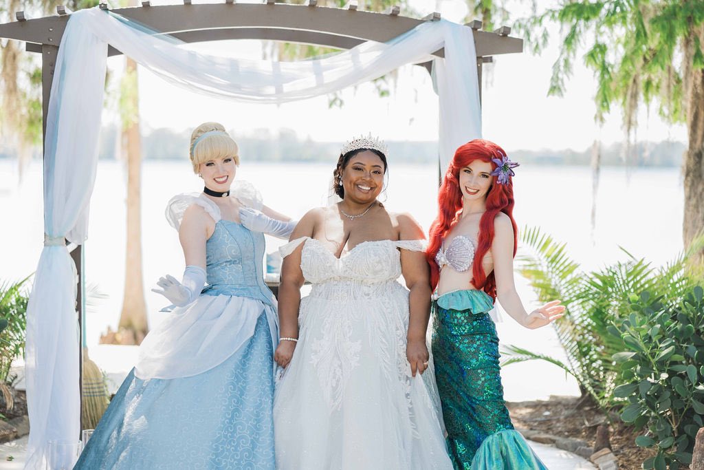 DisneyWedCast's tweet photo. Jasmine's brother surprised her with a wedding-day visit from Ariel, who took photos with them after the ceremony and welcomed guests to the reception. Learn more about Paradise Cove weddings in Chapter 9 of the Fairytale Weddings Guide! https://t.co/PWnJ7z77dq https://t.co/KlNy4O3apk