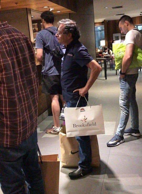 Petro não poderá mais fazer comprinhas nos “bairros negros” de Washington DC.