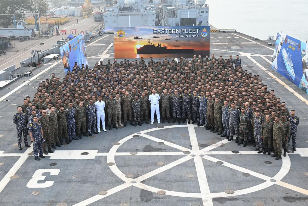 IaSouthern's tweet photo. ‘Exercise AMPHEX 2025’
Amphibious warriors of #SudarshanChakraCorps, alongside the #IndianNavy, are conducting seamless drills during the #TriServices biennial exercise #AMPHEX 25 at Karwar. Showcasing a unified approach to mobilisation, meticulous planning and the execution of complex amphibious operations, the exercise marks a significant step in #jointmanship. It reinforces operational #synergy and excellence in integrated warfare.
#NationFirst #IndianArmy #MissionReady #AmphibiousTraining
@adgpi @HQ_IDS_India @IndiannavyMedia