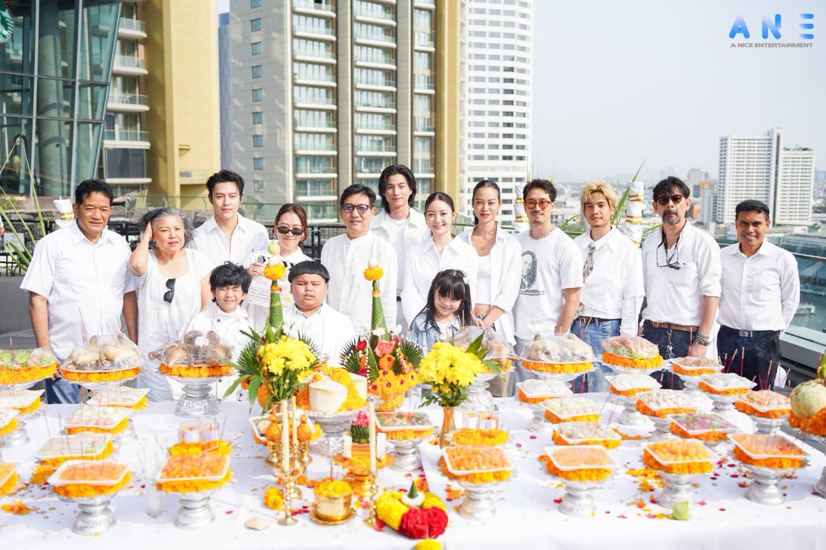 par_nantana's tweet photo. ภาพบรรยากาศ พิธีบวงสรวงภาพยนตร์เรื่อง “วันทอง” (Working Title)

#InkWaruntorn #Mark_prin
#GulfKanawut #ปริมมี่วิพาวีร์
#Foeifoeii
#วันทอง #WorkingTitle
#บวงสรวงวันทอง
#BlackDragonEntertainment https://t.co/PqECQrMZcF