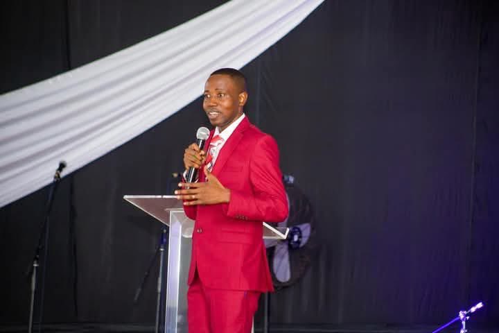 Siku moja nilikuwa namsimulia Mentor wangu kuhusu CHANGAMOTO KUBWA nilizokuwa napitia, 

Moyoni mwangu nilitarajia ANIONEE HURUMA au anipe MSAADA wa haraka niliokuwa NAHITAJI.

Nilipomaliza kuongea, alianza kuongea kwa kutumia nukuu ya Wilson Kanadi akasema, “Joel, kumbuka hili: