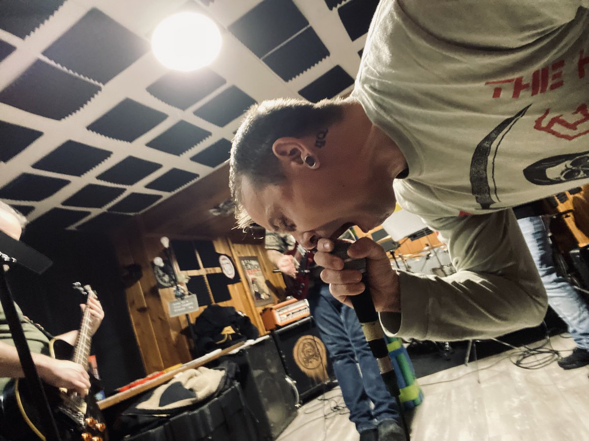 jonnydisaster's tweet photo. CRY HAVOC! 2025, WERE BACK. SET UP IN THE NEW SPOT, RAN THROUGH ALL OUR NEW MUSIC. STOKED TO GET SOME SCREAMING DONE, IT WAS LONG OVERDUE
#CRYHAVOC #CRYHAVOCBAND #BANDPRACTICE #WRITINGNEWMUSIC #NEWMUSIC #WRITING #PUNK #PUNKROCK #HCPUNK #HARDCOREPUNK #CT #CONNECTICUT #CTPUNK https://t.co/Av0HV8hOeU
