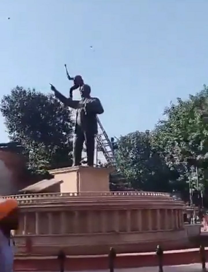ये आदमी बाबा साहेब की मूर्ति पर हथौड़ा नही चला रहा है, बल्कि भारत राष्ट्र की बुनियाद पर पर हथौड़ा चला रहा है.

भारत के इतिहास में पहली बार हुआ है डॉ बाबा साहेब आंबेडकर की मूर्ति पर बीच चौराहे पर दिन दहाड़े हमला हुआ है,

नही तो इससे पहले असामाजिक तत्व रात में मूर्ति को क्षतिग्रस्त