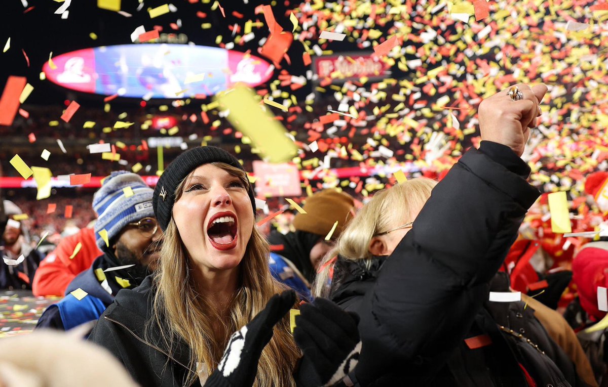 eyesfullofstcrs's tweet photo. oh nothing just thinking about how before today, the last time taylor was ‘on the field’ in arrowhead stadium she was asking the crowd that travis was in, “will you allow me the honor of starting over” https://t.co/d5pvb2i3pU