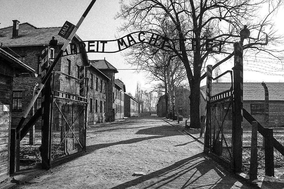 « Si Auschwitz n'a pas su guérir l'Humanité contre l'antisémitisme alors comment le guérir ? » s’inquiétait Elie Wiesel avant sa mort. 

80 ans après la libération du camp, son angoisse est plus actuelle que jamais.  Face au retour de la haine antisémite, un seul devoir,