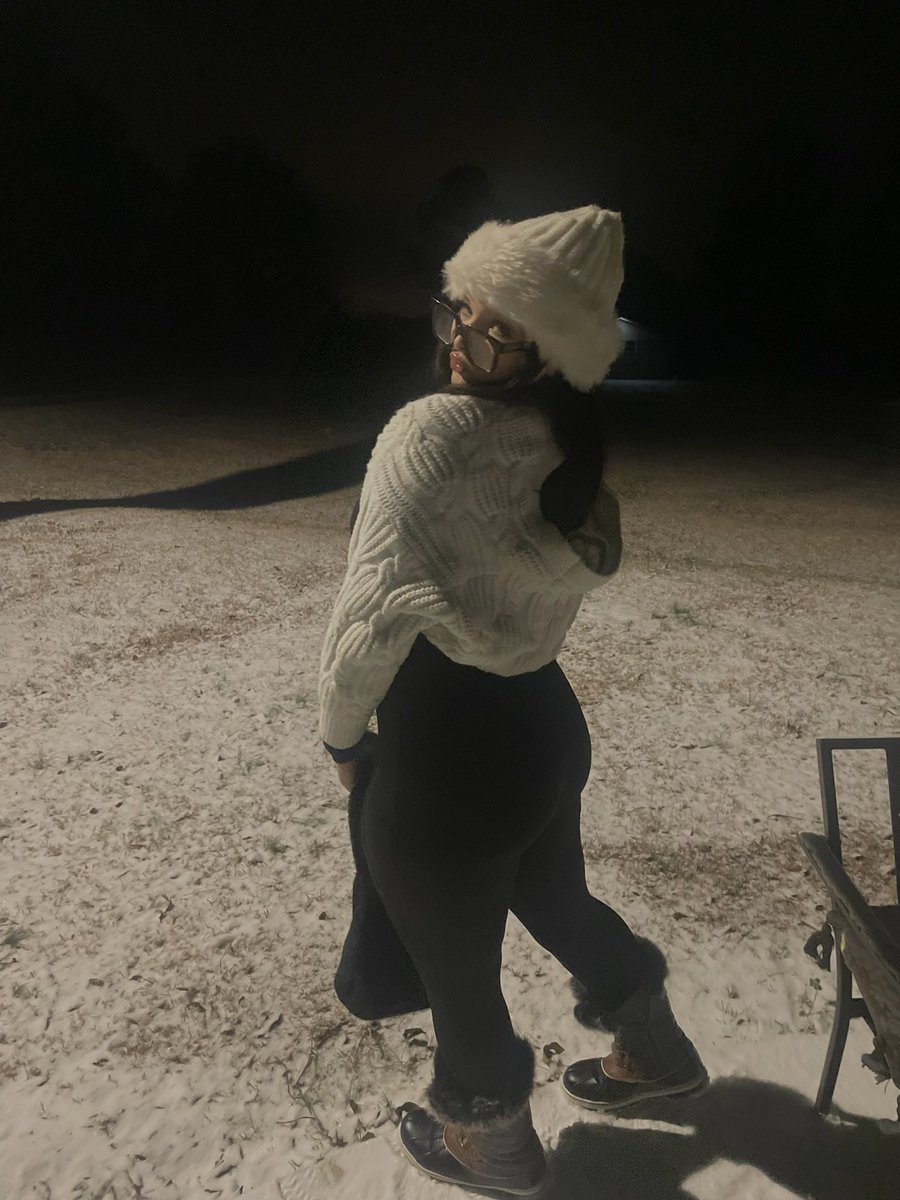 hisfavbunnyy1's tweet photo. #snowday #prettyg #prettychicks #glasses https://t.co/x53qM59pZk