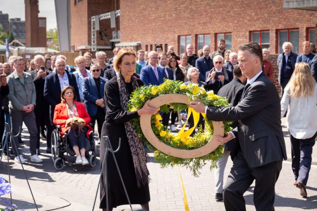 Precies 80 jaar geleden werd Auschwitz bevrijd. Samen met <a href="/CaposdeCapos/">Capos</a> onderzoek ik de WO2-slachtoffers in het voetbal. Zo blijkt dat er tijdens de Holocaust minstens 1000 leden van voetbalclubs zijn vermoord, in het hele land.

Mijn verhaal staat op sportgeschiedenis.nl/sporten/voetba…