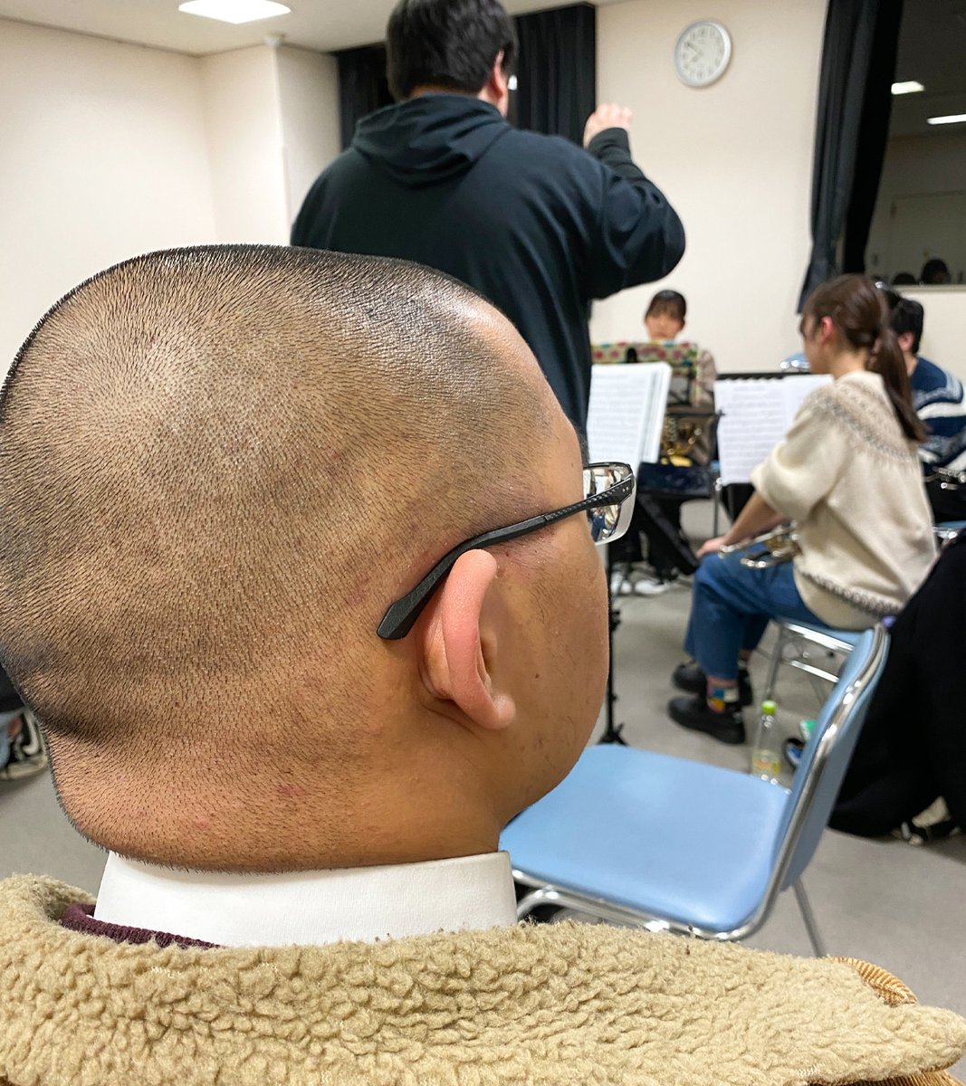mswe_since2005's tweet image. 当団のPercはとてつもなく貫禄がある22歳🤪
負けじと副指揮者も貫禄体型で熱血指導😅
3月の演奏会に向けての練習の一コマです
#市川うららFM