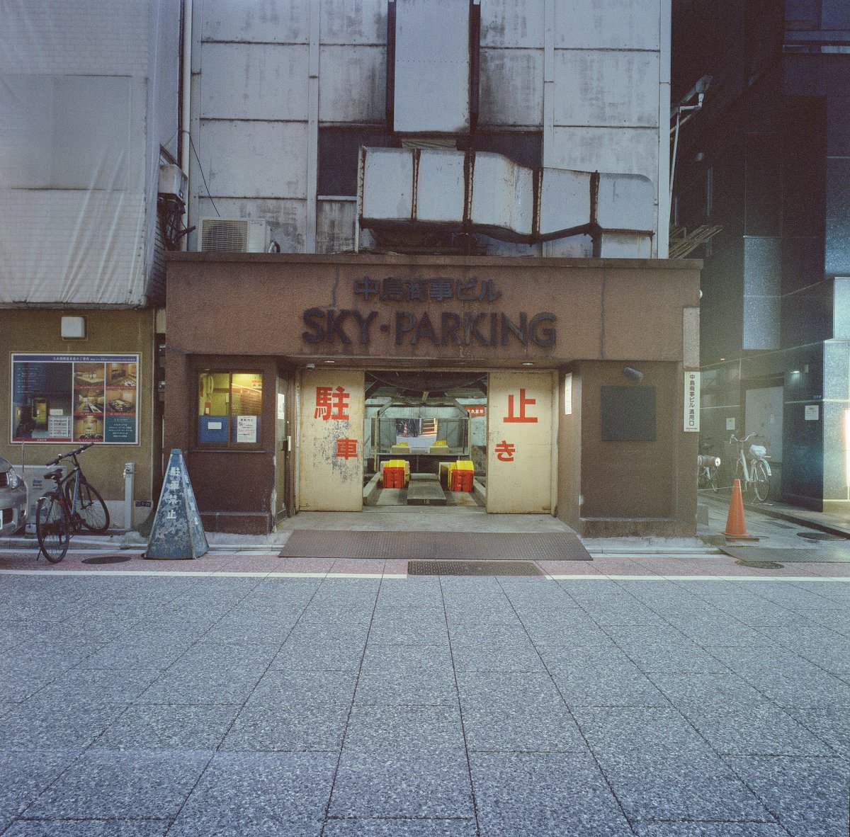 KatsumidoGinza's tweet photo. Biogon CF 38mm/f4.5 T* 903SWC
(hasselblad ハッセルブラッド)
#903SWC #hasselblad #ハッセルブラッド #Biogon
#CINESTILL800T #800Tungsten #フィルム写真
https://t.co/JlBgBXC2ER https://t.co/wQSUdc5sWj
