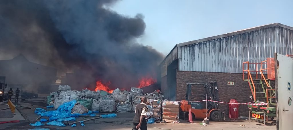 _ArriveAlive's tweet image. Factory fire reported at Clayville Industrial in Ekurhuleni  buff.ly/3E7EhTI

#ArriveAlive #FactoryFire #InsuranceChat @SCP_SECURITY @BurnshieldZA