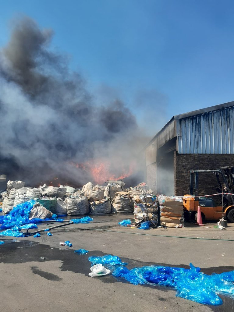_ArriveAlive's tweet image. Factory fire reported at Clayville Industrial in Ekurhuleni  buff.ly/3E7EhTI

#ArriveAlive #FactoryFire #InsuranceChat @SCP_SECURITY @BurnshieldZA