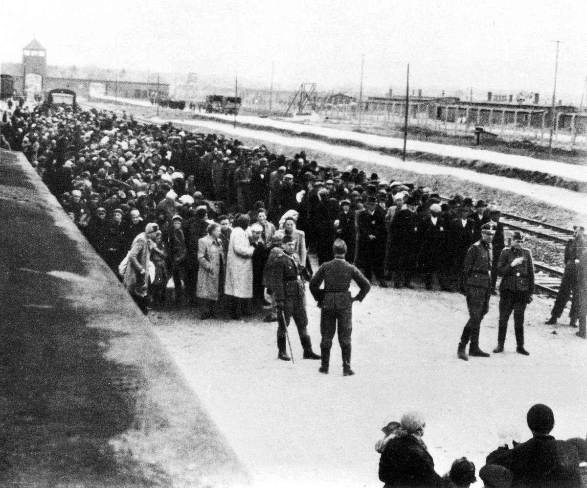 CT24zive's tweet photo. Před 80 lety vojáci Rudé armády postoupili až k městu Osvětim, ve kterém objevili komplex německých koncentračních a vyhlazovacích táborů Auschwitz. Na místě, kde nacisté zavraždili nejméně milion lidí, našli vojáci 60. armády prvního ukrajinského frontu už jen přes 7 tisíc zbídačených vězňů a na každém kroku mrtvá těla.

Přinášíme svědectví lidí, kteří kruté a nelidské podmínky v táboře zažili a později o nich hovořili v pořadu Hyde Park Civilizace: 🔗https://t.co/Mqdzz4TMNI