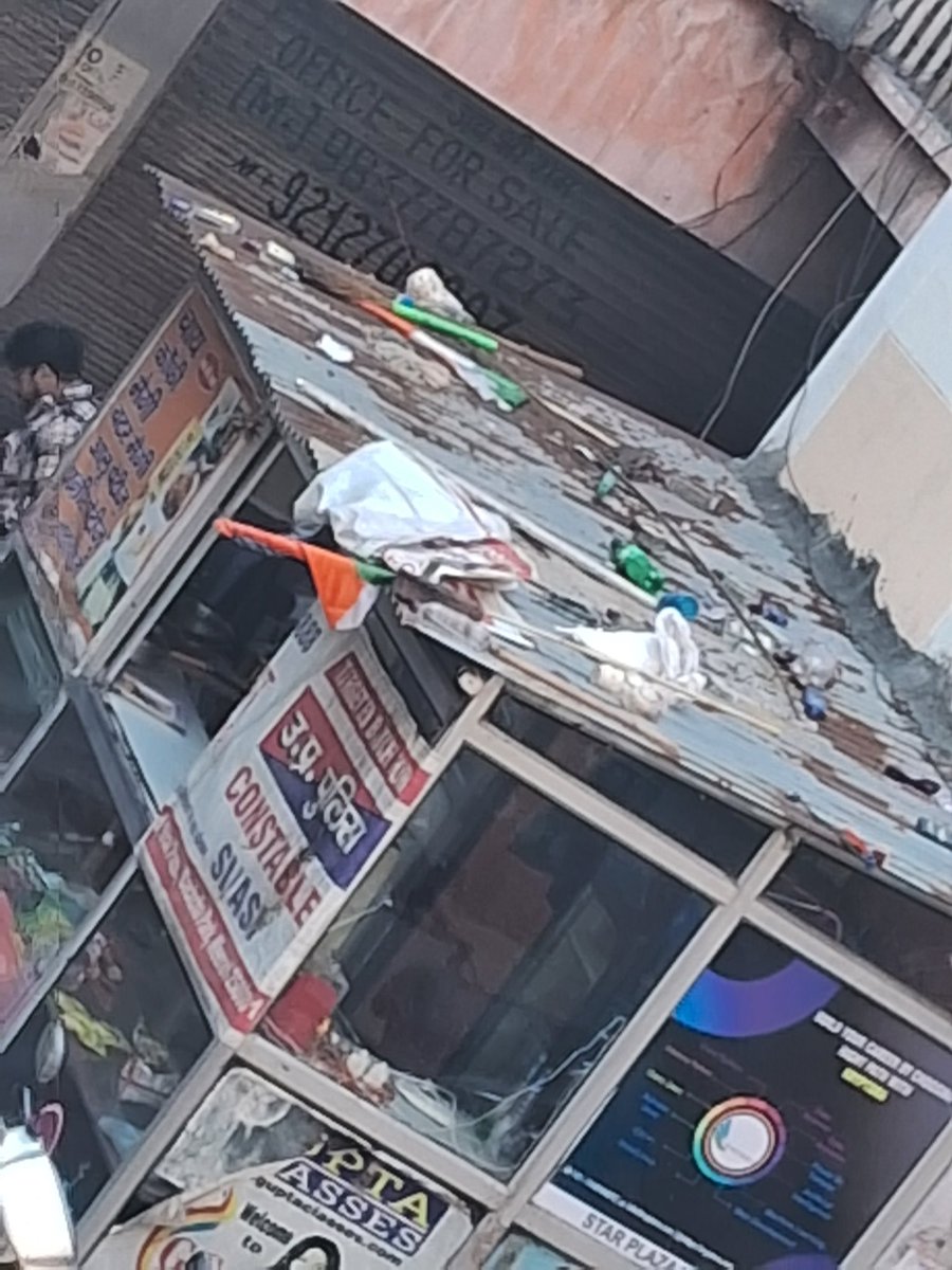 awasthi82's tweet photo. @PMOIndia @PIBHomeAffairs @CMOfficeUP @DmMeerut @meerutpolice @meerutcom. Star plaza, Bachha Park, Tirange ka apmaan after 26 January 2025.
Pls take action https://t.co/TqOhHd0YWx