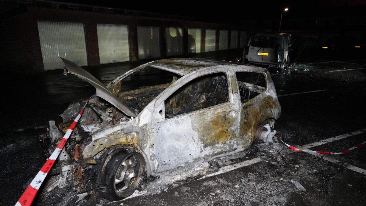 Vier voertuigen beschadigd door autobrand in Wieringerwerf, één gewonde noordhollandsdagblad.nl/regio/noordkop…