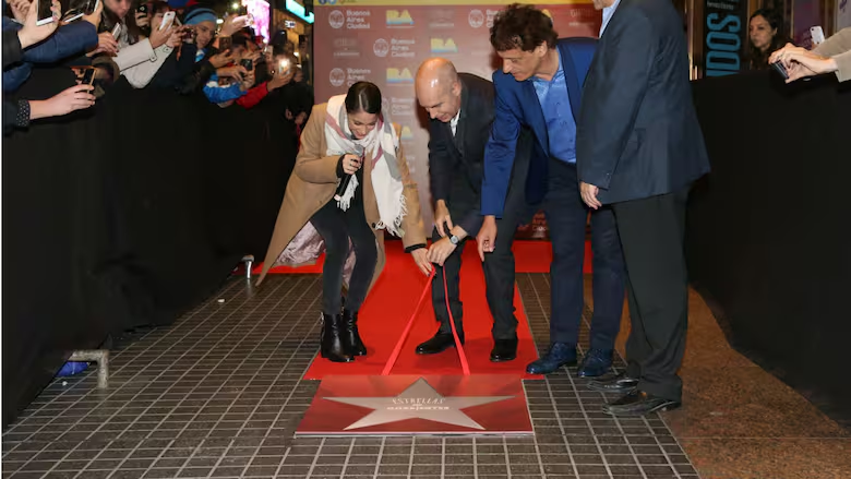 Hace 8 AÑOS, Tini Stoessel recibió su icónica estrella en la calle Corrientes de Buenos Aires, siendo la artista más joven en conseguirlo.