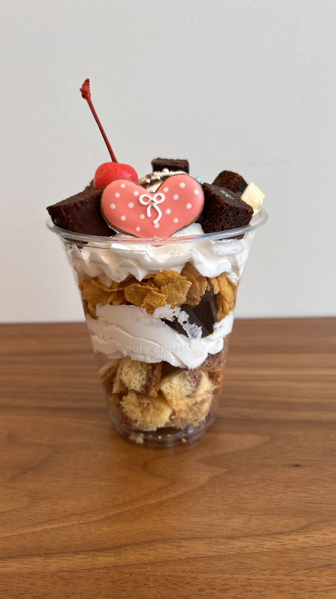 create_ebara's tweet photo. カフェでは、バレンタインパフェもご用意しております❕シフォンケーキとガトーショコラ2種のケーキが入っており、コーヒーゼリーか抹茶ゼリーからお選びいただけます♪かわいいハートのアイシングクッキー付き😋#createebara #kyoto #Japan  #京都パフェ #宮津カフェ #パフェ https://t.co/zvzxFNQt57