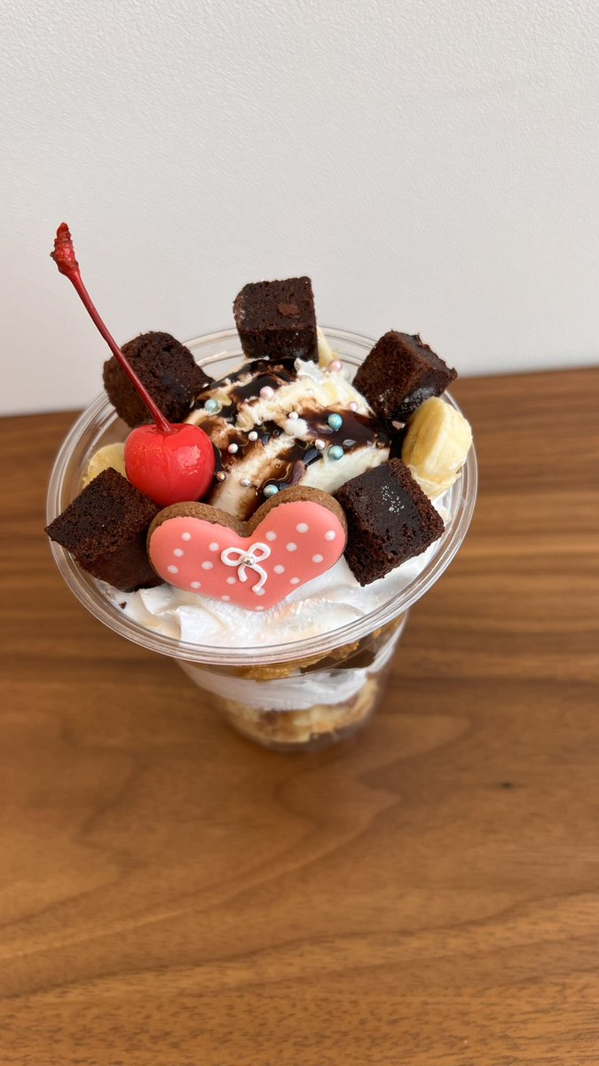 create_ebara's tweet photo. カフェでは、バレンタインパフェもご用意しております❕シフォンケーキとガトーショコラ2種のケーキが入っており、コーヒーゼリーか抹茶ゼリーからお選びいただけます♪かわいいハートのアイシングクッキー付き😋#createebara #kyoto #Japan  #京都パフェ #宮津カフェ #パフェ https://t.co/zvzxFNQt57