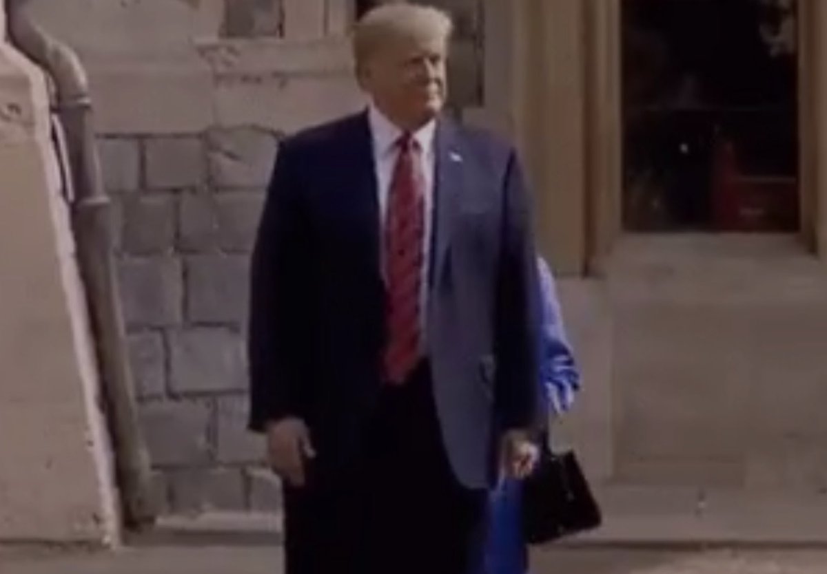 BraidseaQuine's tweet photo. @GMB @lornashaddick The convicted felon shouldn’t be allowed to enter Britain. 🤬
Trump had no respect for the late Queen.
#NoClass #NoManners #NoStateVisit #DumpTrump https://t.co/UdAvUb52AS