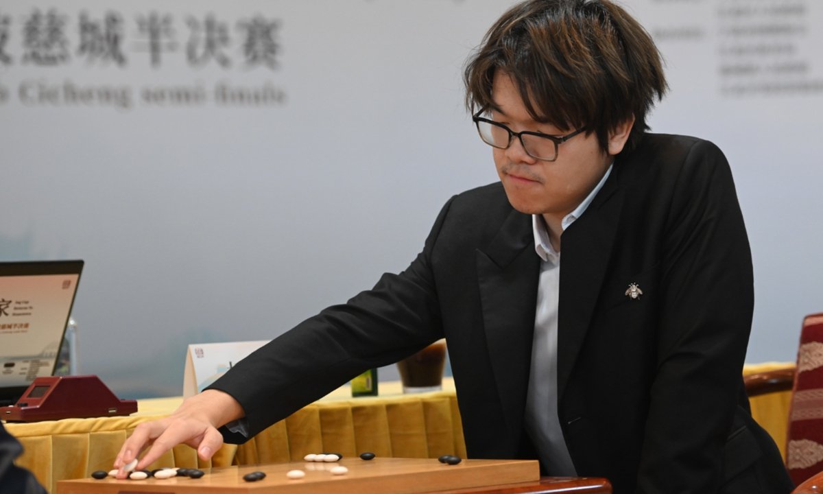 globaltimesnews's tweet photo. “The match has turned into a huge trauma for me, plunging me into endless darkness. Every night when I close my eyes, the memories keep replaying in my mind,” Chinese Go player #KeJie talked about the #LGCup final during a live stream on Sunday night.
https://t.co/Vv8lkWKe1O https://t.co/OPs3iX7alA