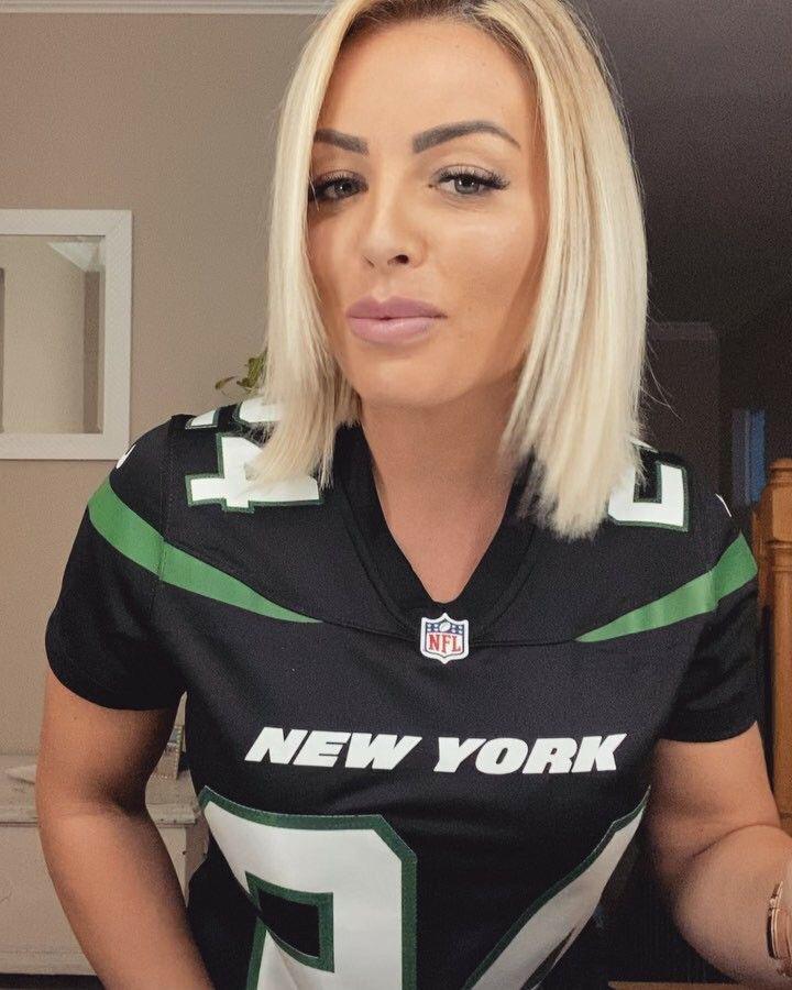 CapaldoNick's tweet photo. @amandajuliiiia Isn't she drop dead gorgeous? https://t.co/gqvf9ErH1u