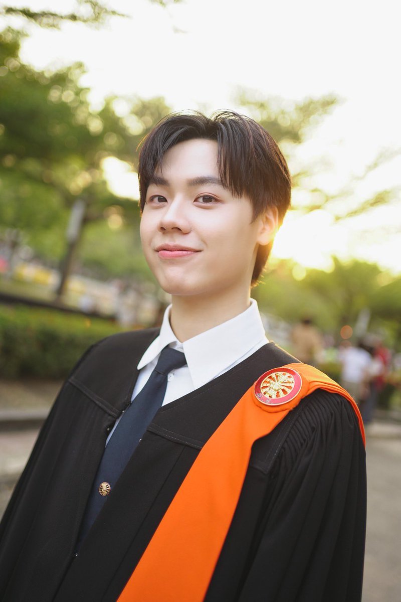 MchoiceTH's tweet photo. 🎓⭐️ CONGRATULATIONS TO jum:p 🫶🏼🤍

ยินดีกับบัณฑิตใหม่ จั๊มพ์ พิสิฐพล จบการศึกษาจากคณะศิลปศาสตร์ มหาวิทยาลัยธรรมศาสตร์ 

#JUMPGraduationDay
#pisitpol_j
#MchoiceArtist https://t.co/r9mkUqCdiF