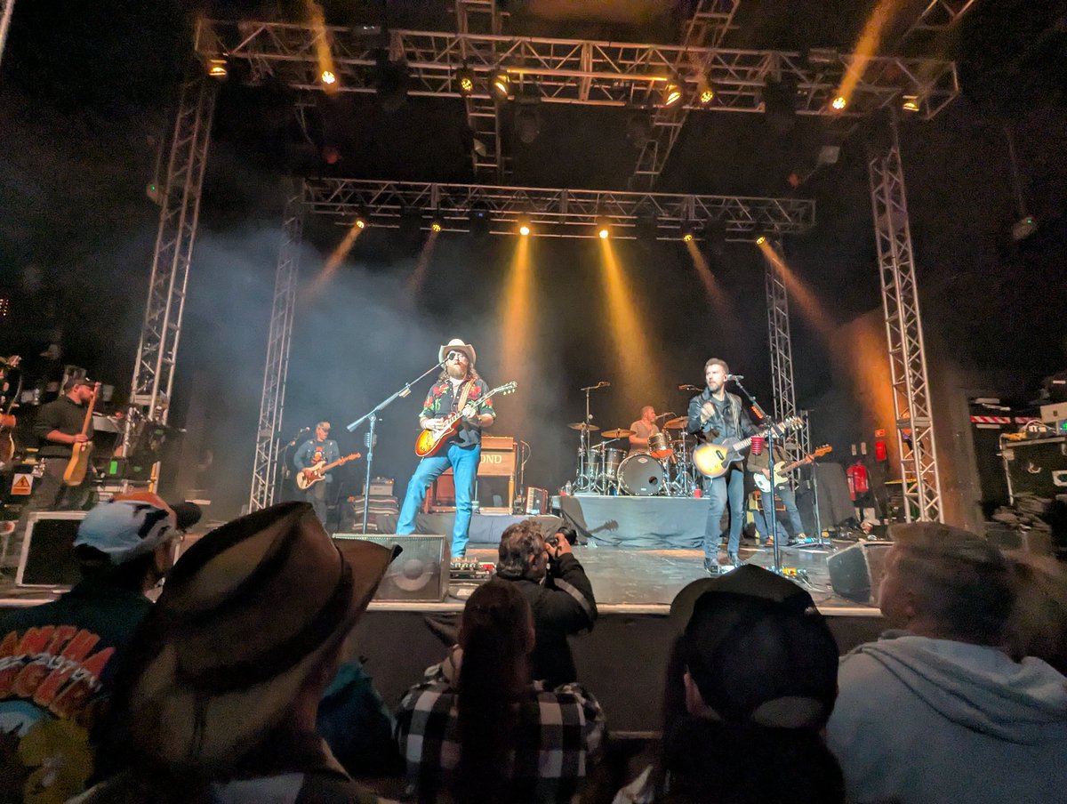 RichM39162405's tweet image. Brilliant show last night #Leeds #O2Academy @tylerbraden @brothersosborne