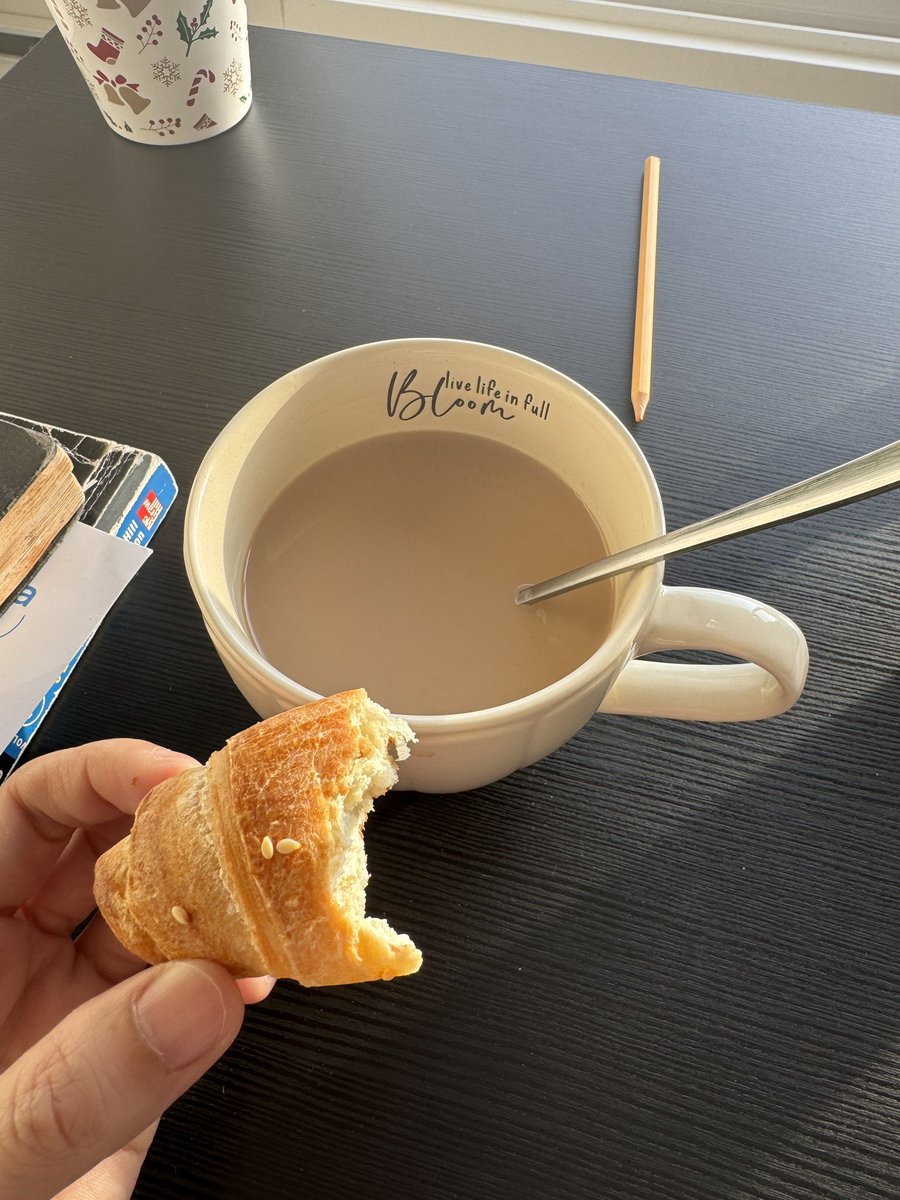 luckyice34's tweet photo. 咖啡
自己做的牛角包
简单的幸福 https://t.co/dXl8v7qDgc