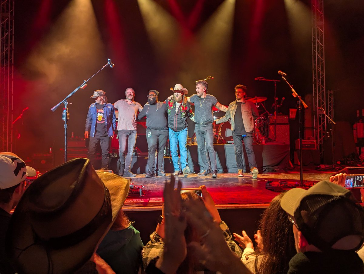 RichM39162405's tweet image. Brilliant show last night #Leeds #O2Academy @tylerbraden @brothersosborne