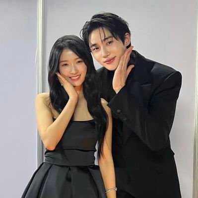 PopBase's tweet photo. Byeon Wooseok reveals he introduced Kim Hyeyoon to NewJeans at the 2024 AAA's because she's a fan:

“Hyeyoon always talked about how much she loved NewJeans on set, she even danced to their songs during fan meetings. But she was too shy to approach them as a fan. Since NewJeans was sitting right behind us, I introduced them.”