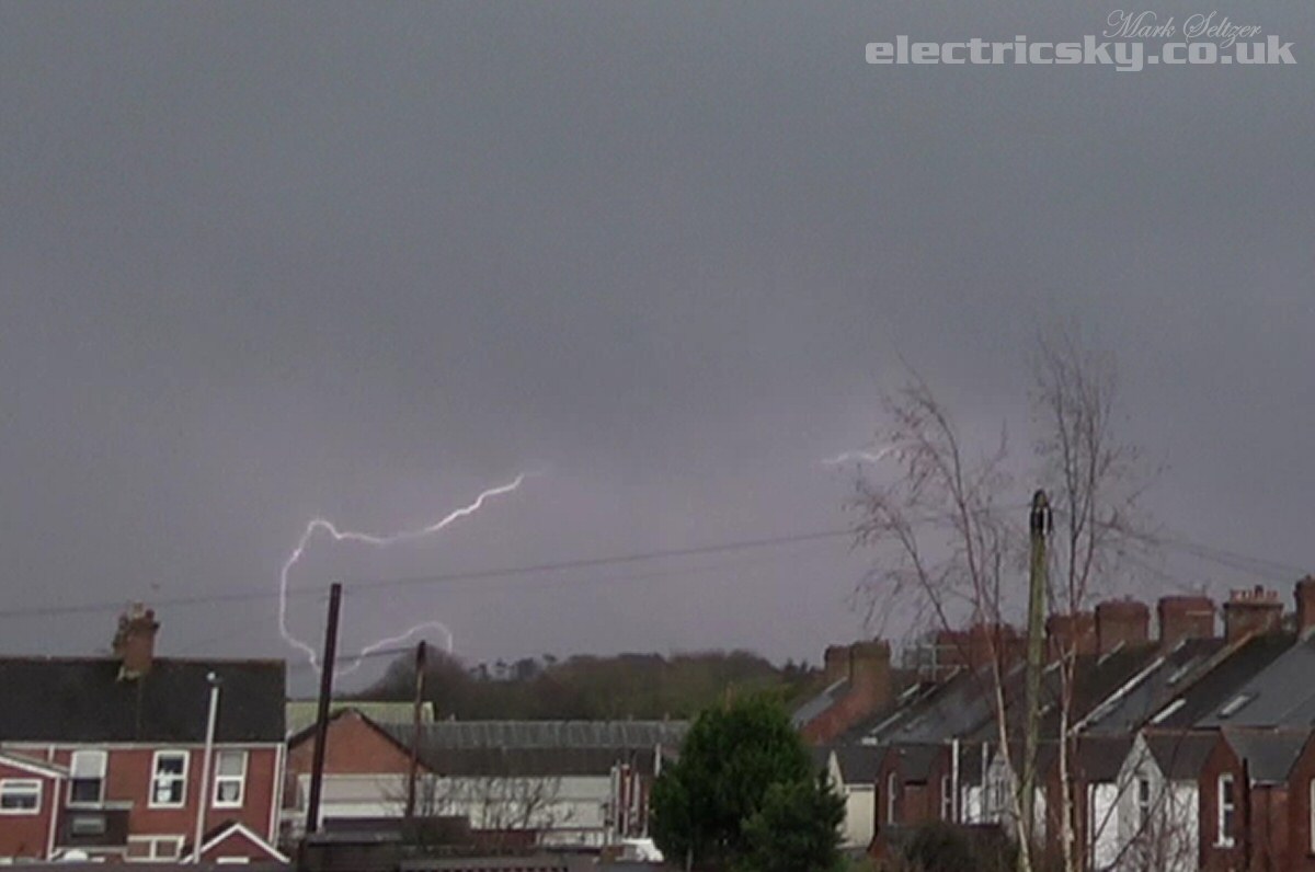 electricsky_uk's tweet photo. Potential instability was released nicely on the rear of Storm Herminia's occluded front. 1325L Exeter 26th Jan #thunderstorm #stormherminia https://t.co/BxNVURZ41g