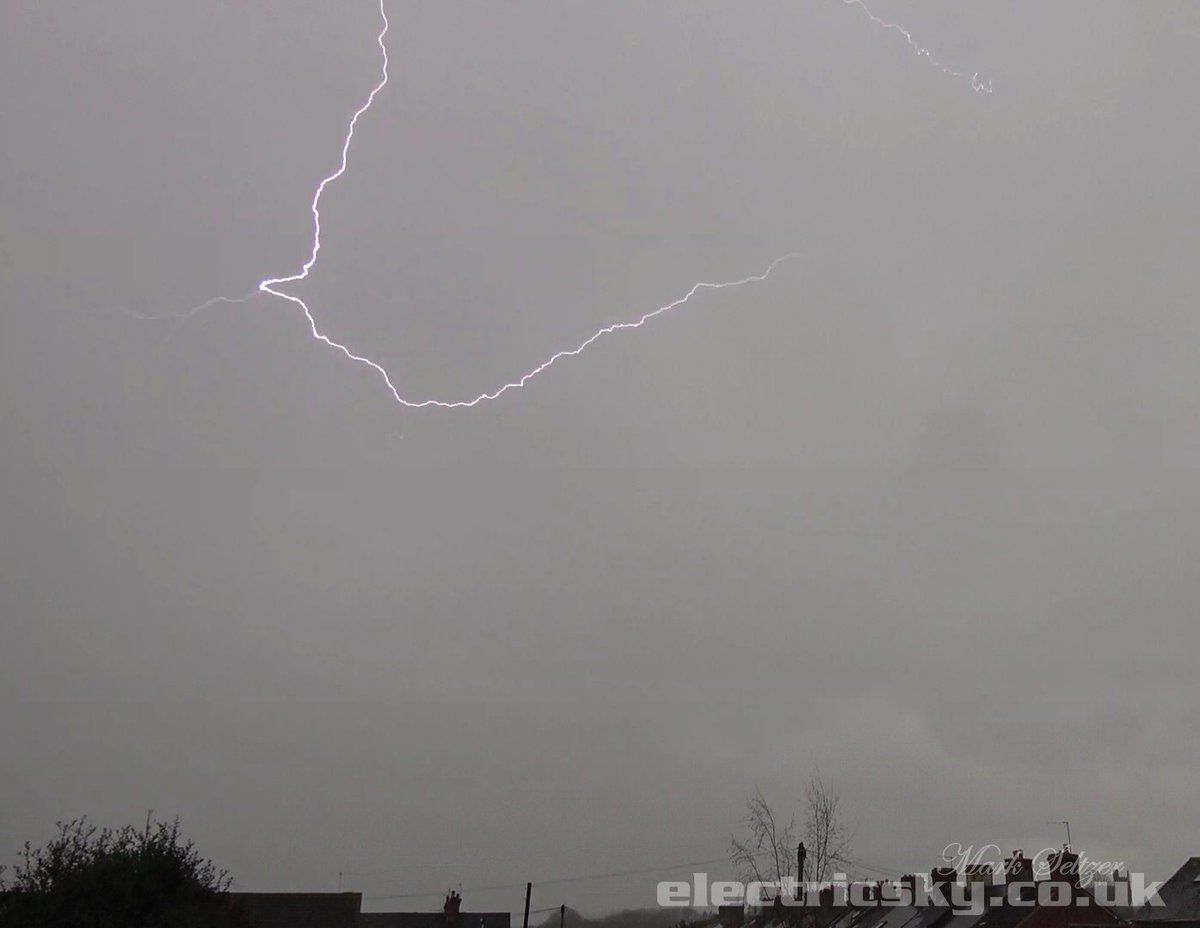 electricsky_uk's tweet photo. Potential instability was released nicely on the rear of Storm Herminia's occluded front. 1325L Exeter 26th Jan #thunderstorm #stormherminia https://t.co/BxNVURZ41g
