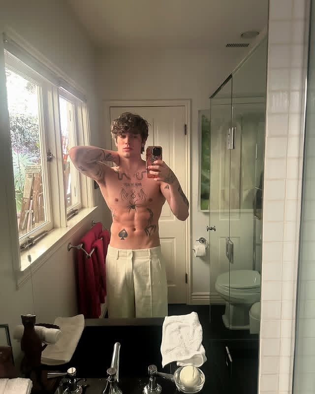 centralvhacker's tweet image. como queria mimir nesses bíceps  

26.01 || #vinniehacker on ig feed