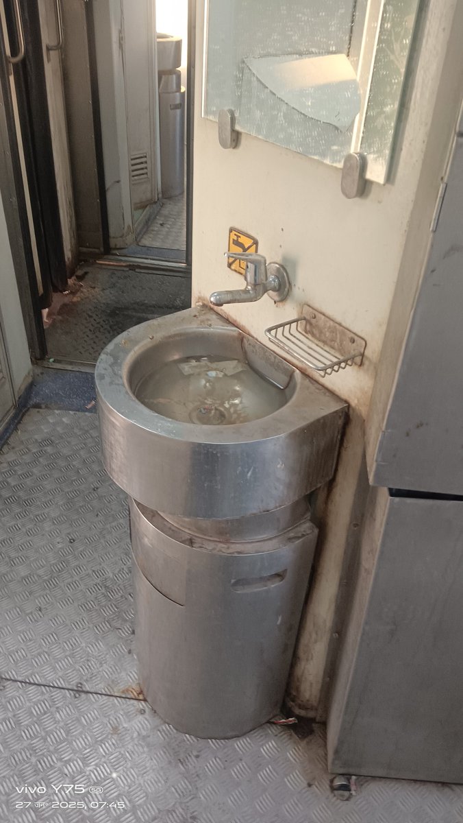 RRawtsar's tweet photo. ट्रेन नंबर 20489 PNR 2327880131 St nbur S3.4/S3.2 टोलेट मे बहुत गदगी है ईसे साफ करने की कार्रवाई करे ram Singh 9166208083 @AshwiniVaishnaw @Central_Railway @DRMJaipur @DRMJodhpurNWR @NWRailways @RailMinIndia @RailwaySeva https://t.co/p4OZDuPXfC