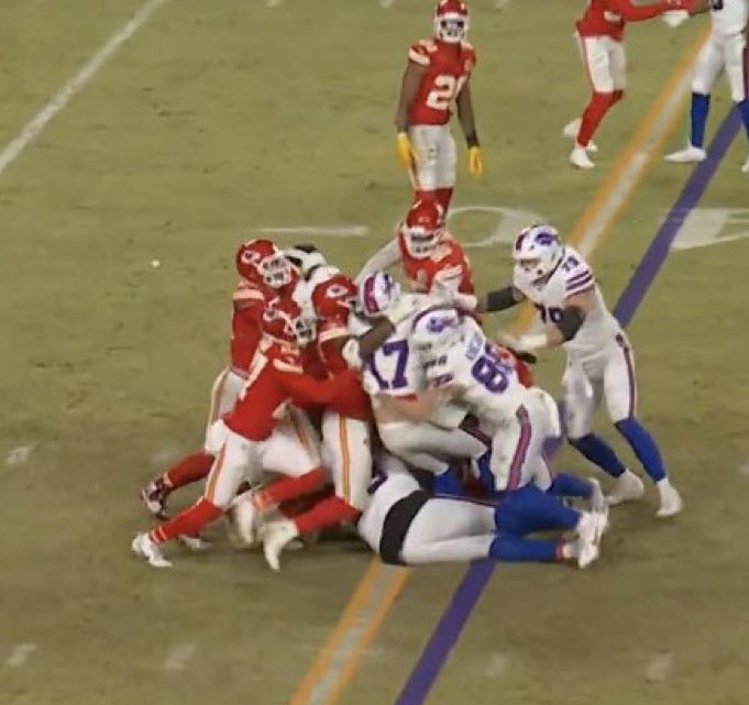 MLFootball's tweet image. CRAZY THAT THIS WAS NOT RULED A FIRST DOWN FOR THE #BILLS.

IF BUFFALO LOSES, THIS PLAY WILL BE LOOKED AT AS ONE OF THE WORST CALLS IN LEAGUE HISTORY.