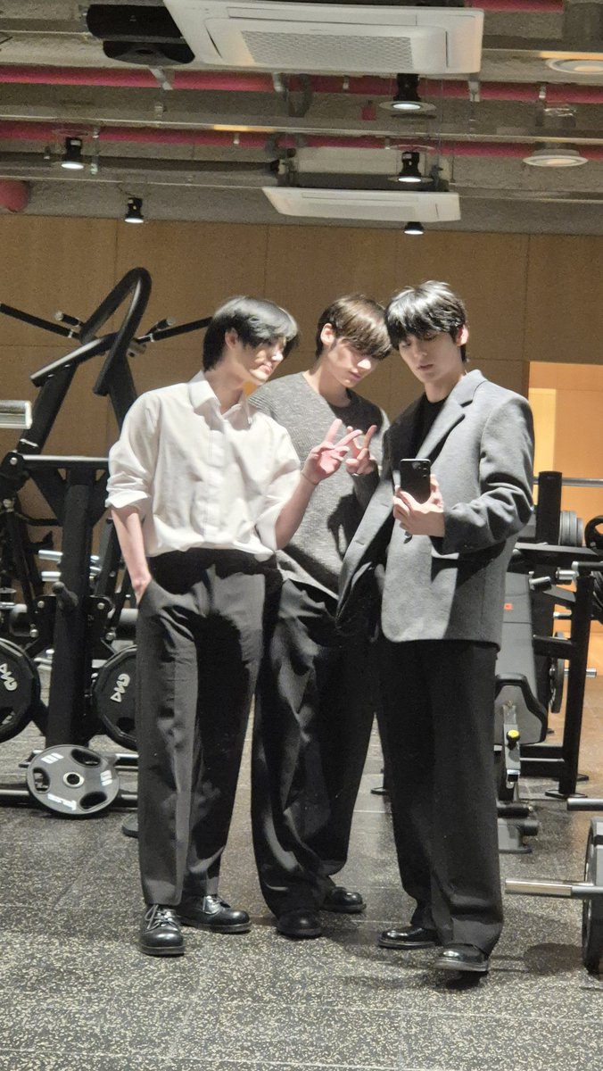 bamanugyu's tweet photo. 하객룩 멍멍즈야~ https://t.co/qs3DdfGcXu