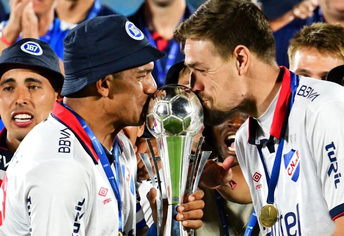 VoyConBirra's tweet photo. Se le murio un amigo dentro de la cancha, tuvo que seguir jugando, mientras iba todos los dias, despues de entrenad a visitar a la mujer y la bebita, del amigo, y lideaba con los insultos de algunos  hinchas. 

Siempre defendio a Nacional a capa y espada.
te lo mereces CAPITÁN. https://t.co/kZoAU3eIGp