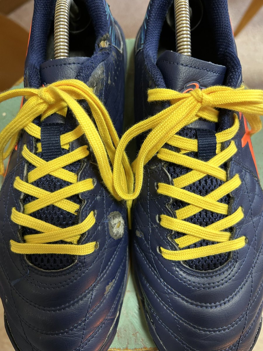 VentoLiberdade's tweet photo. 久しぶりにフットサルシューズの紐を入れ替えた！自分は普段から変なこだわりが多いと言われますが、靴紐も右足なら右からくる紐が上に、左から来る紐は下にとやっています。左足は逆です。右からが下、左からが上。他の人はどうしてるのだろうか？ https://t.co/xSq01xV2Xh